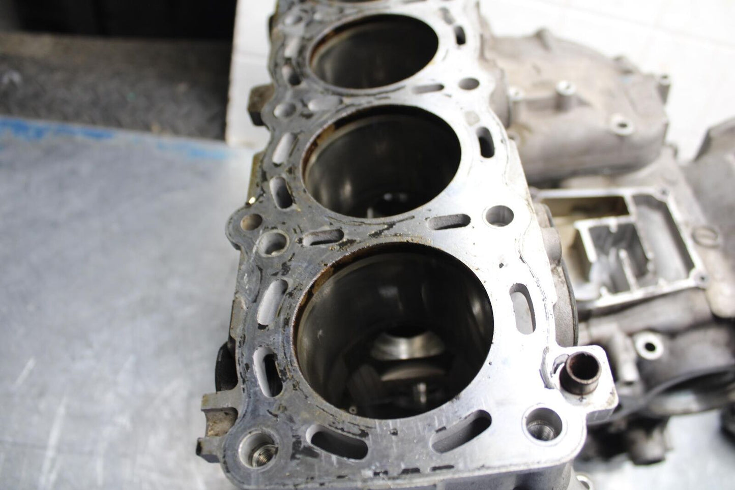 04-05 SUZUKI GSXR600 ENGINE MOTOR CRANKCASE CRANK CASES BLOCK 11301-29861 BB329