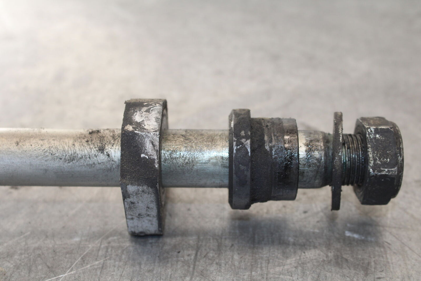 07-08 TRIUMPH DAYTONA 675 REAR AXLE BACK WHEEL RIM PIVOT BOLT AXEL BB685