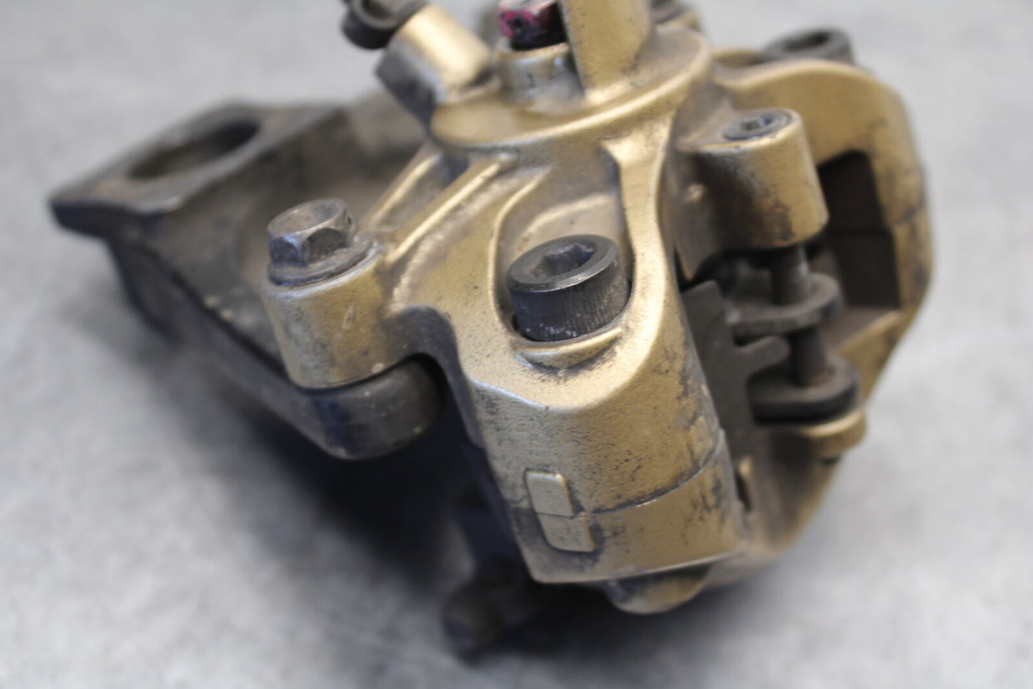 04-05 SUZUKI GSXR600 REAR BACK BRAKE CALIPER W MOUNT BRACKET BB658