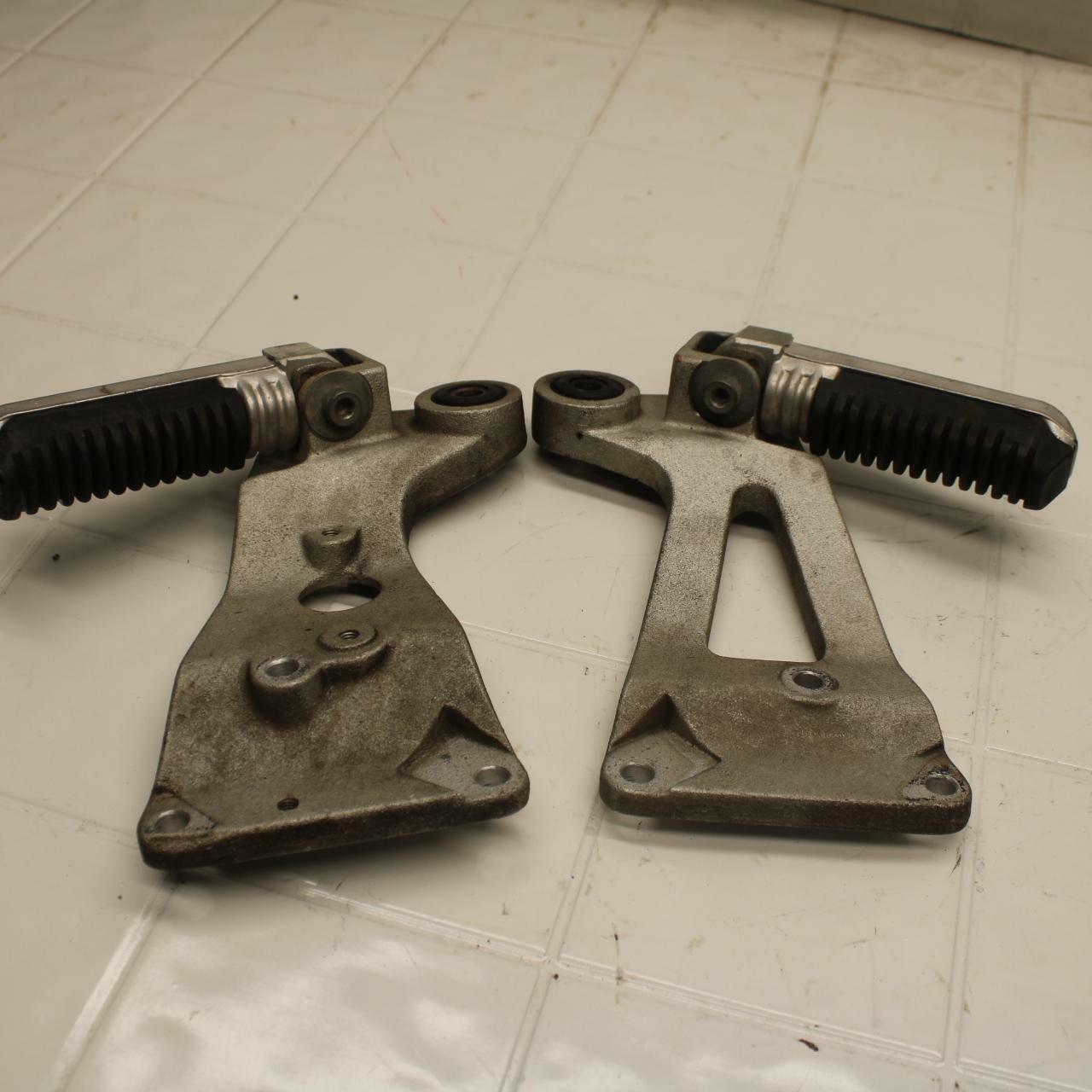 91-92 SUZUKI GSXR1100 GSXR 1100M REAR BACK PASSENGER PEG SET PAIR BB03c