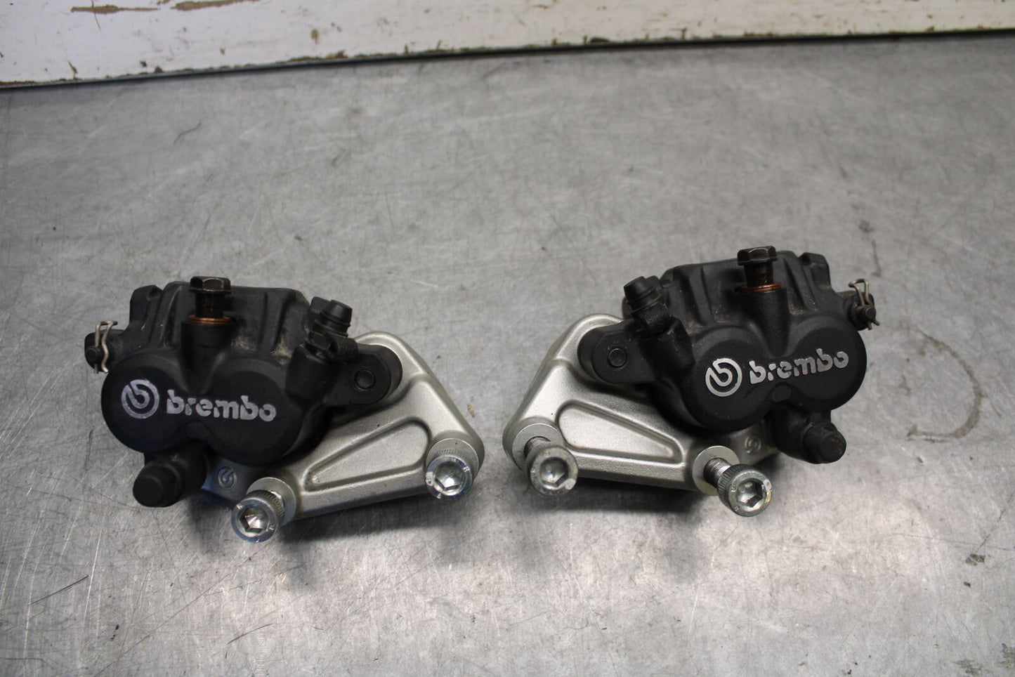 06-07 DUCATI MONSTER 695 RIGHT LEFT FRONT BRAKE CALIPER SET PAIR CALIPERS BB674