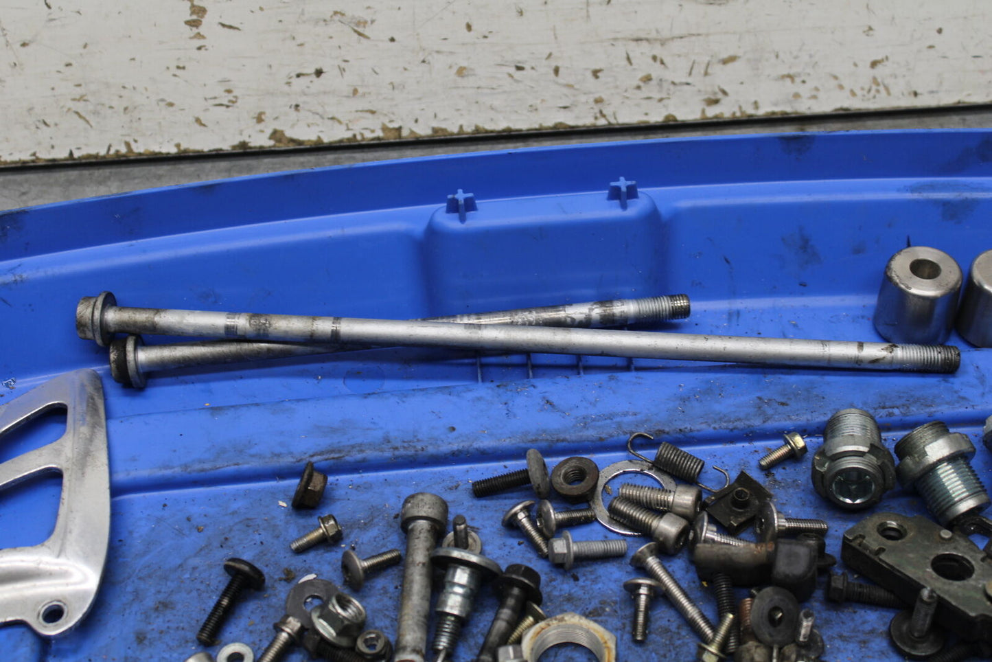 03-04 TRIUMPH DAYTONA 600 MOUNTING BOLTS HARDWARE MOTOR SCREWS BB745