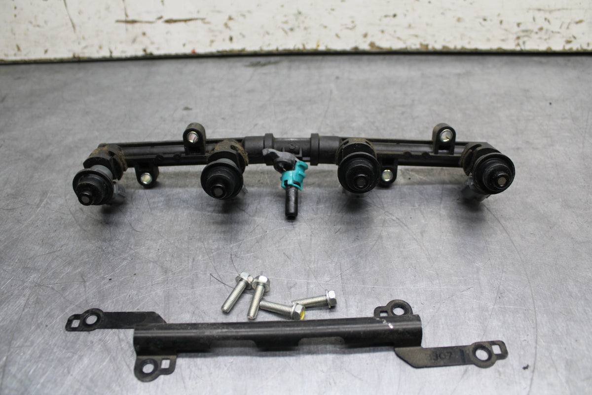 12-16 HONDA CBR1000RR SECONDARY FUEL INJECTORS TOP AIRBOX GAS RAIL BB114