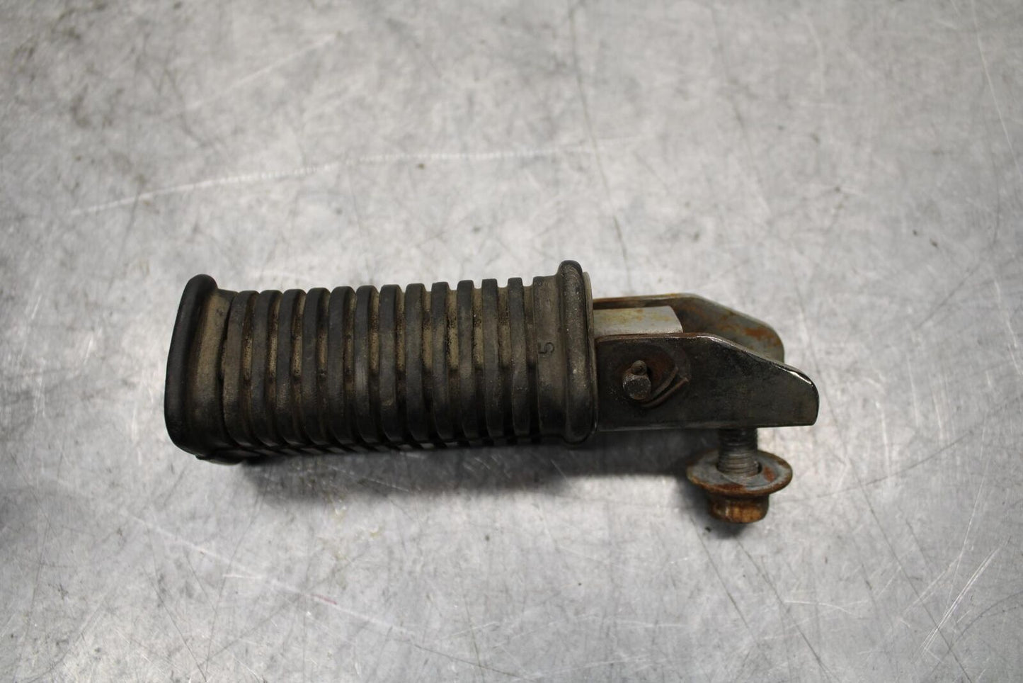 1982 Suzuki GS1100ES REAR BACK PASSENGER PEG SET PAIR BB55
