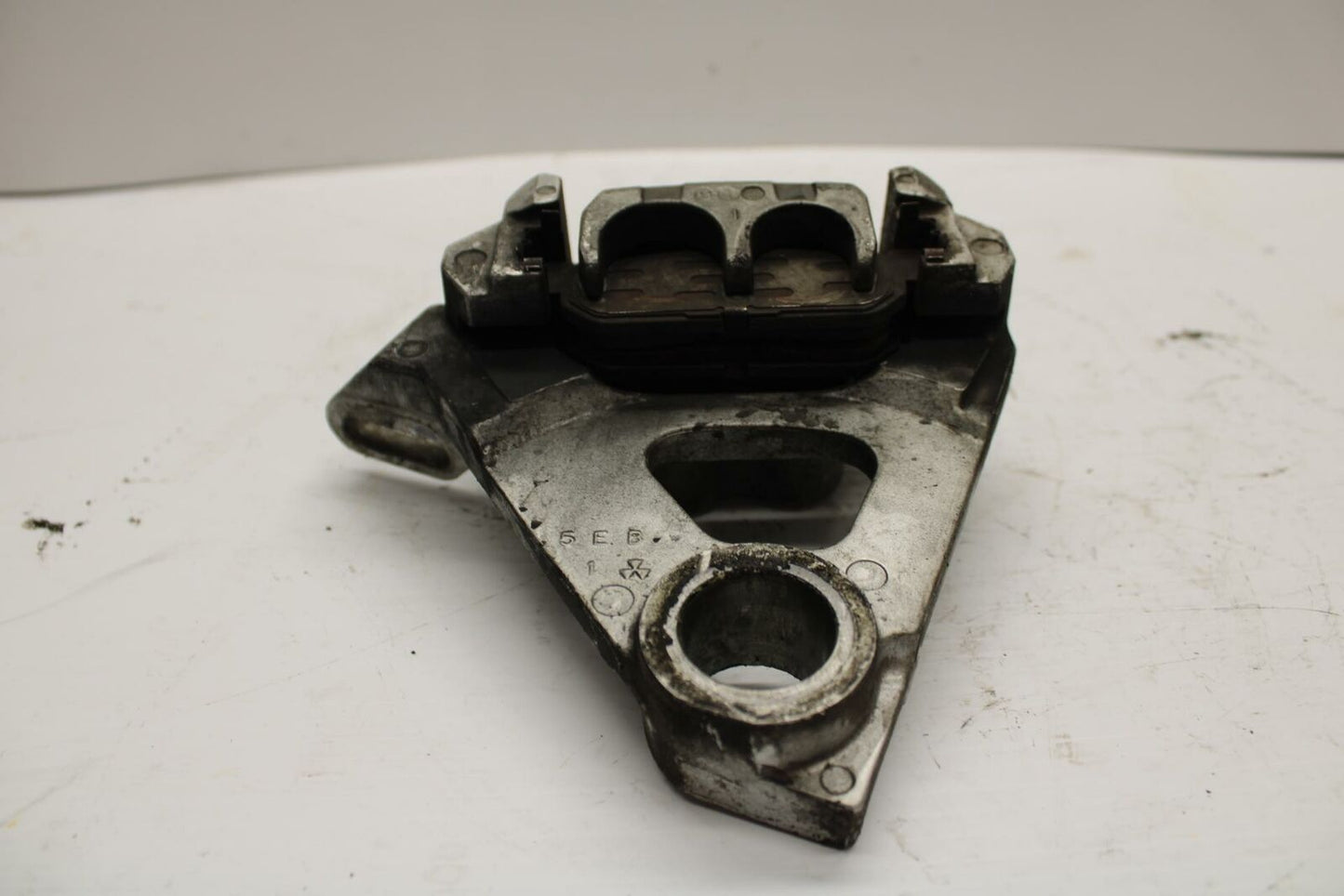 99 YAMAHA YZF R6 REAR BACK BRAKE CALIPER W MOUNT BRACKET BB246