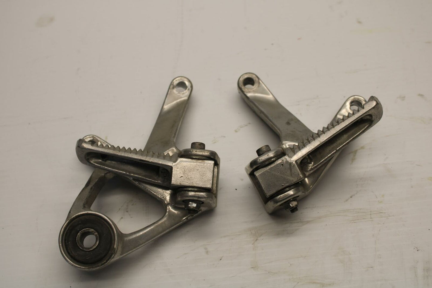 96 YAMAHA YZF750R REAR BACK PASSENGER PEG SET PAIR BB237