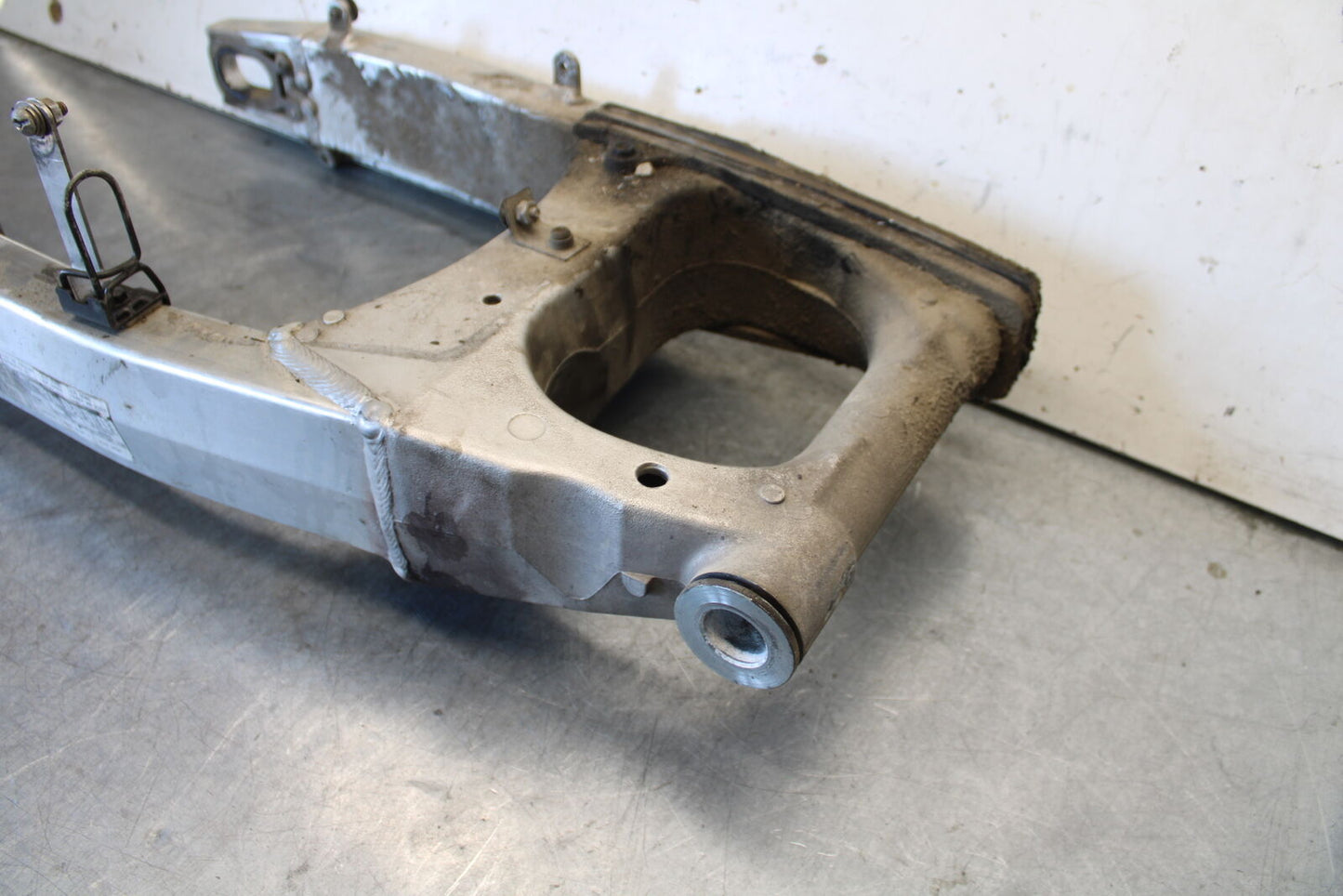 03-07 SUZUKI SV1000S REAR SWINGARM BACK SUSPENSION SWING ARM BB657