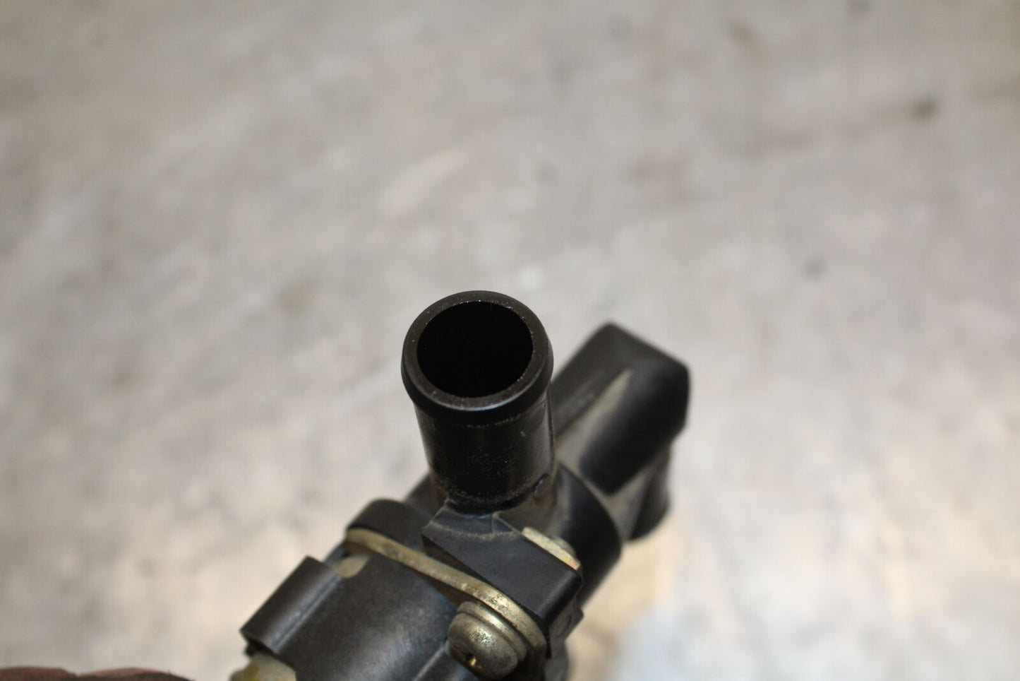 04-06 YAMAHA YZF R1 AIR VALVE SOLENOID TOP ENGINE SWITCH SENSOR BB659