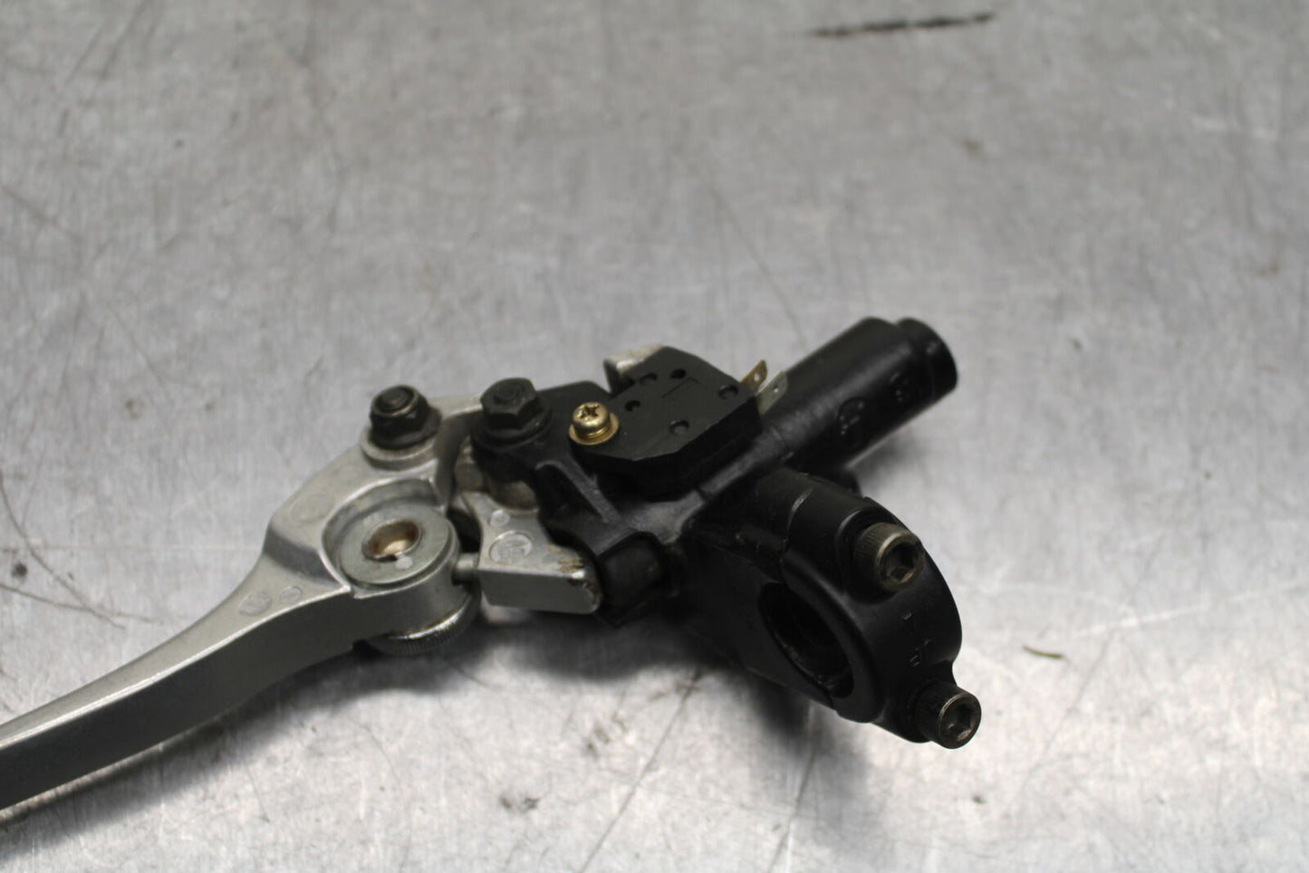 03-04 TRIUMPH DAYTONA 600 FRONT BRAKE MASTER CYLINDER w/ LEVER BB745