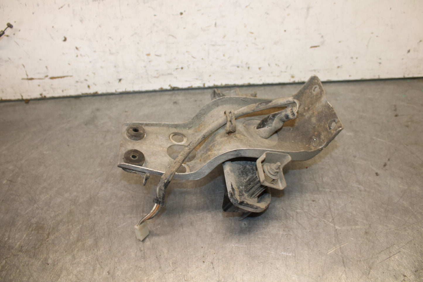 87-03 SUZUKI INTRUDER 1400 VS1400GLP REAR BACK TAIL LIGHT MOUNT BRACKET BB702