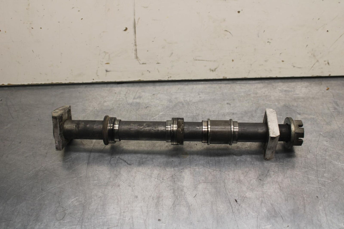 1999 Suzuki GSXR600 REAR AXLE BACK WHEEL RIM PIVOT BOLT AXEL 64711-33E30 BB608