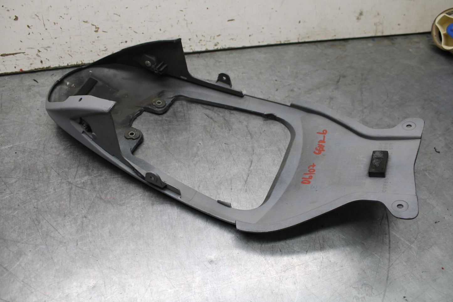 08-10 SUZUKI GSXR 600 CENTER REAR BACK TAIL FAIRING COWL BB101