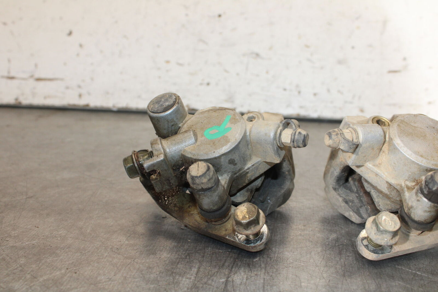 01-05 YAMAHA RAPTOR 660R LEFT RIGHT FRONT BRAKE CALIPER BB695