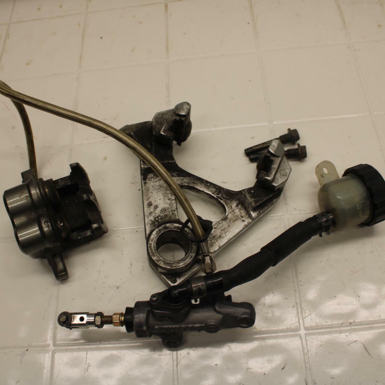 99-00 YAMAHA YZF R6 REAR BRAKE CALIPER BRACKET BREMBO BB04