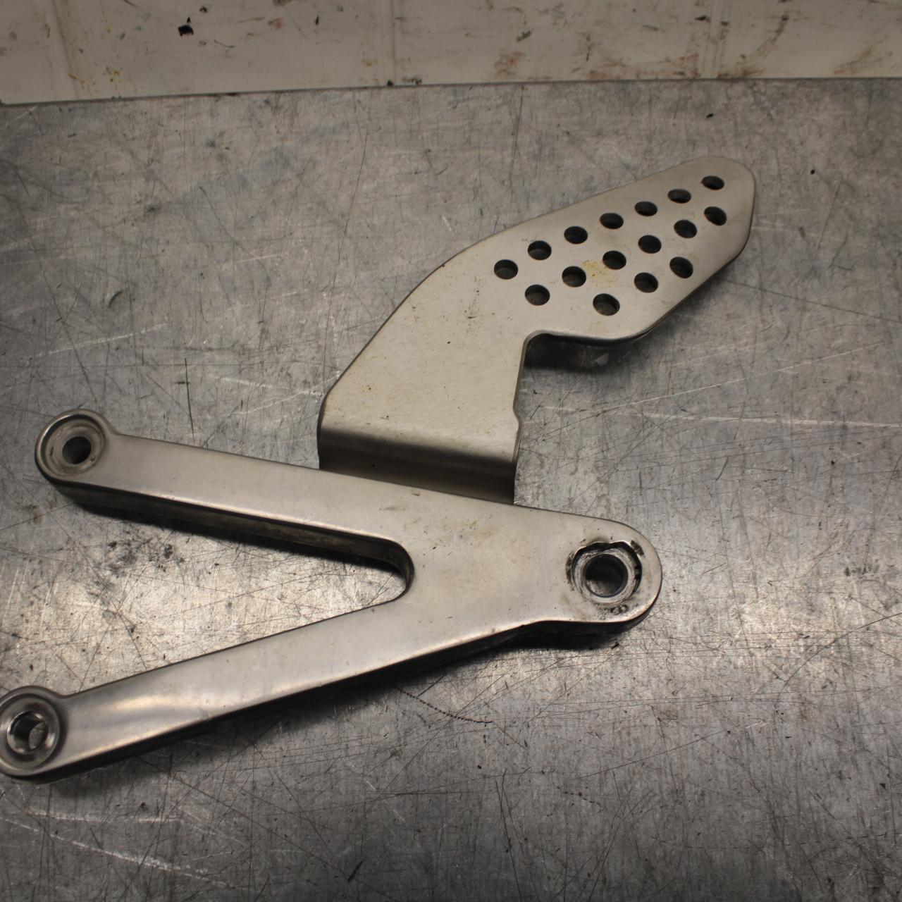 98-99 YAMAHA YZF R1 LEFT REARSET REAR SET DRIVER FOOT PEG BRACKET MOUNT BB74