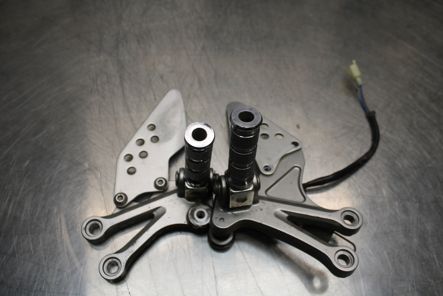 04-05 KAWASAKI NINJA ZX10R RIGHT LEFT REARSETS REAR SET DRIVER FOOT PEGS BB163