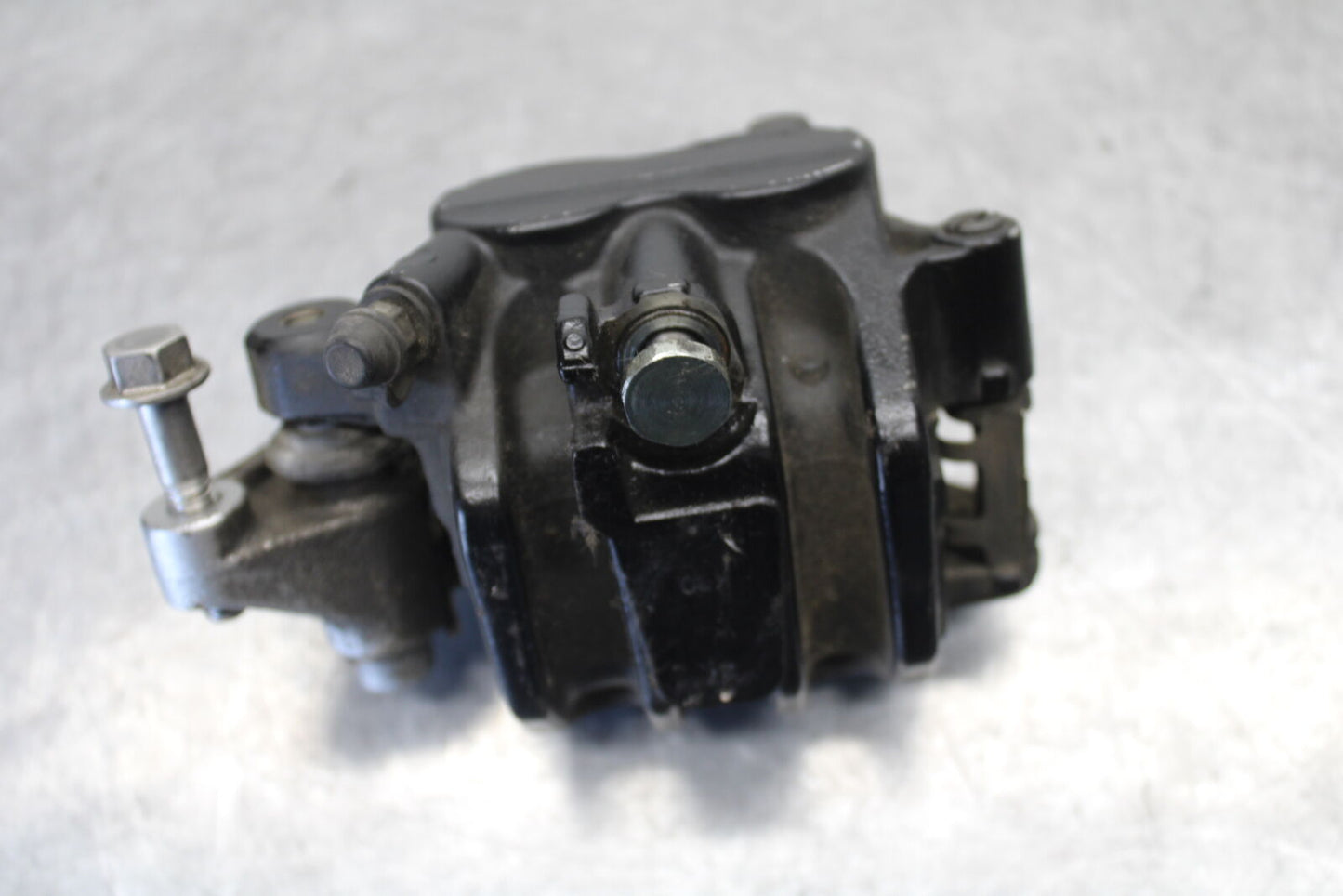 01-06 TRIUMPH TIGER 955I REAR BACK BRAKE CALIPER W MOUNT BRACKET BB693