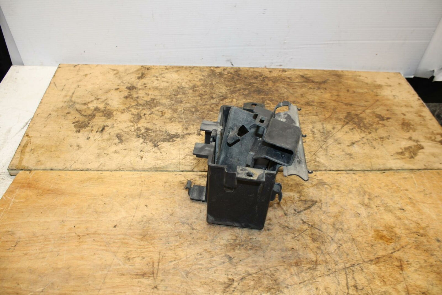 99-03 YAMAHA ROAD STAR XV1600A BATTERY TRAY BOX HOLDER BB344