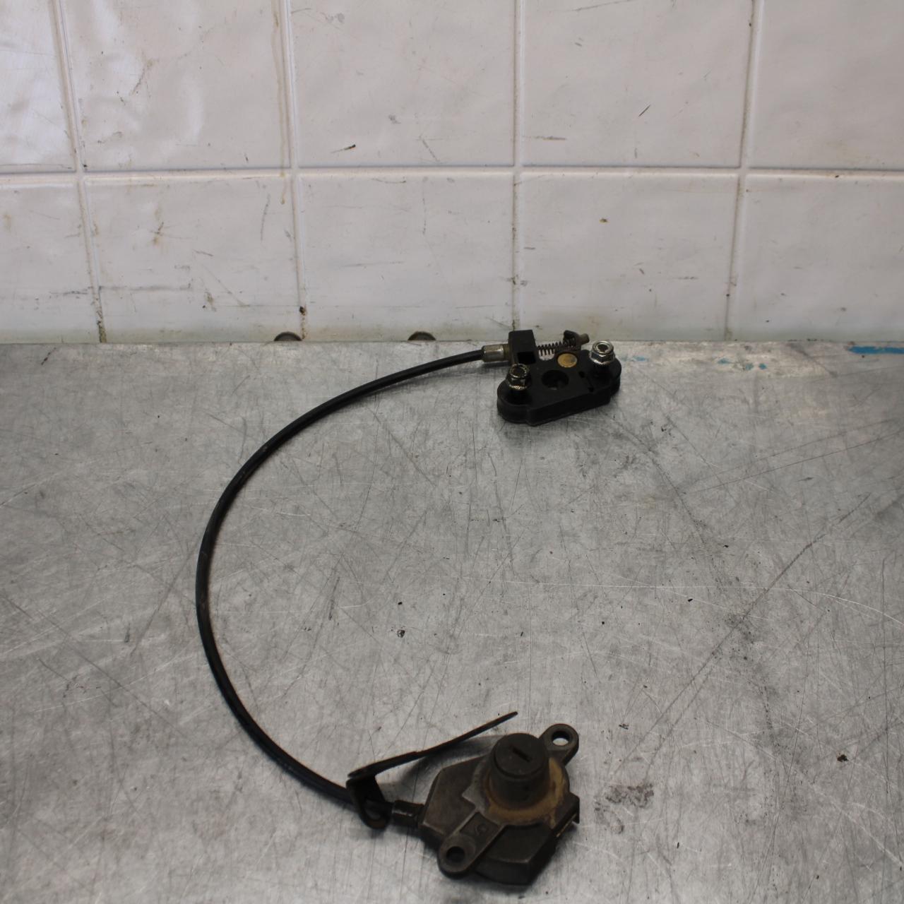 91-92 SUZUKI GSXR1100 GSXR 1100M SEAT LOCK LATCH BB435