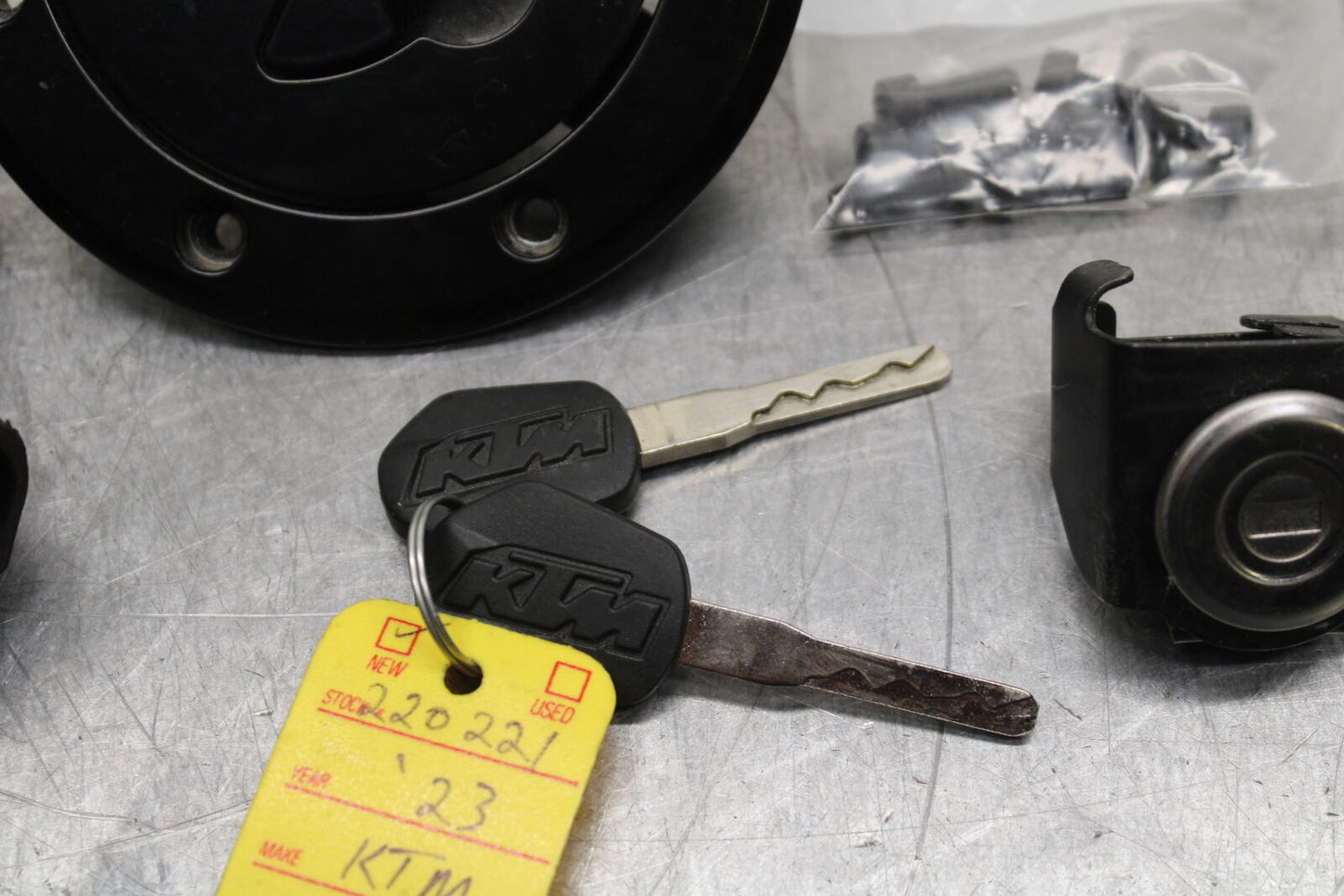 17-24 KTM 390 DUKE IGNITION LOCK KEY SET W/ GAS CAP AND SEAT LOCK BB734
