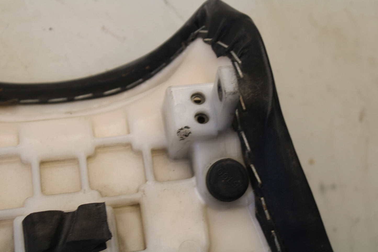 04 SUZUKI GSXR600 FRONT DRIVERS SEAT PAD SADDLE PILLION 45100-29G00-6BY BB676