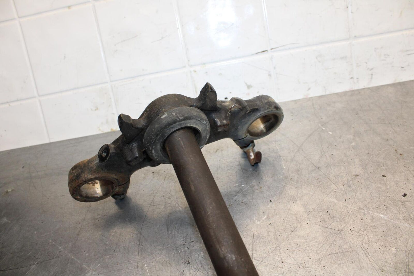 75 SUZUKI GT 550 FRONT FORKS CLAMP LOWER TRIPLE TREE STEM BB72