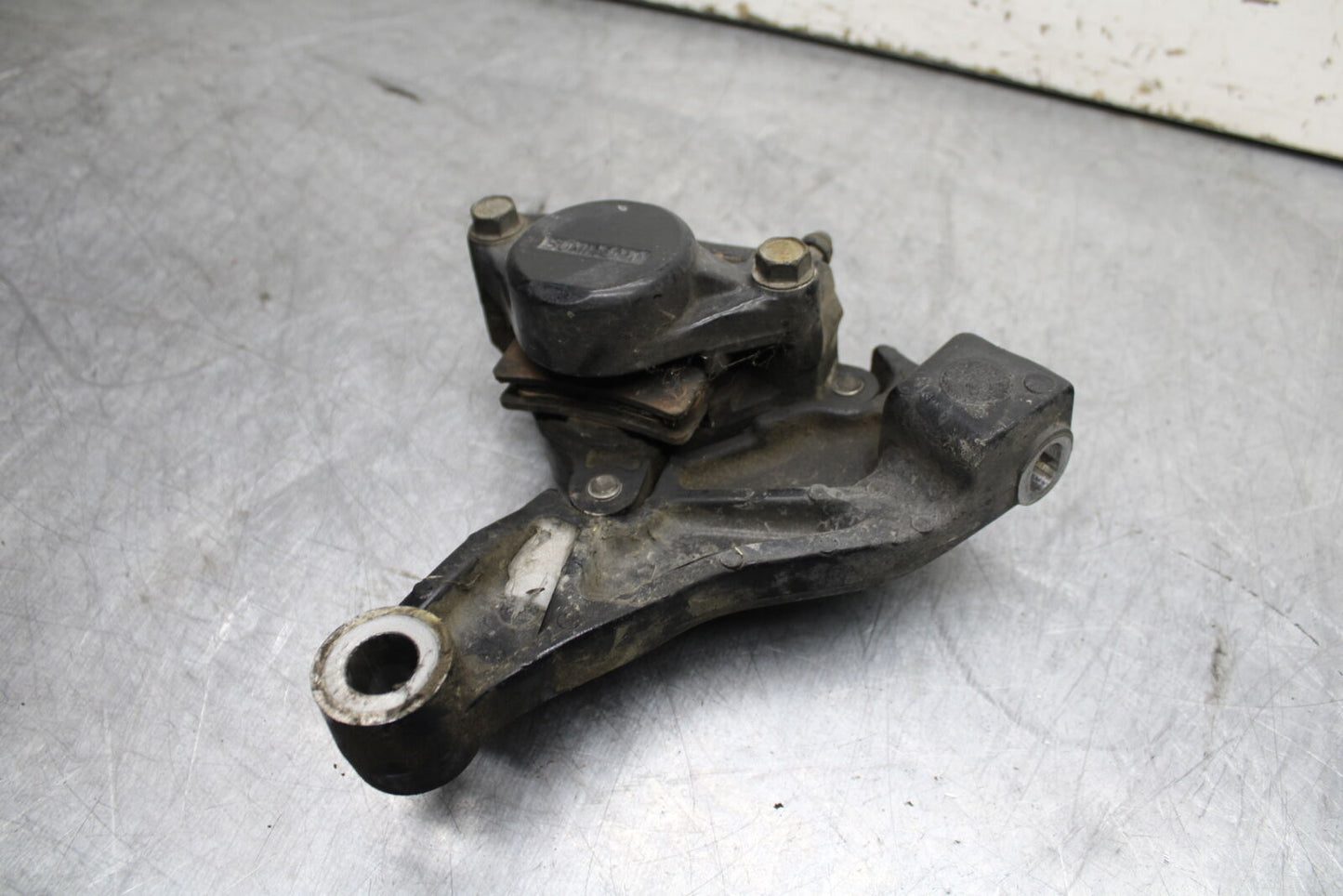 99-00 YAMAHA V STAR 1100 REAR BACK BRAKE CALIPER W MOUNT BRACKET BB711