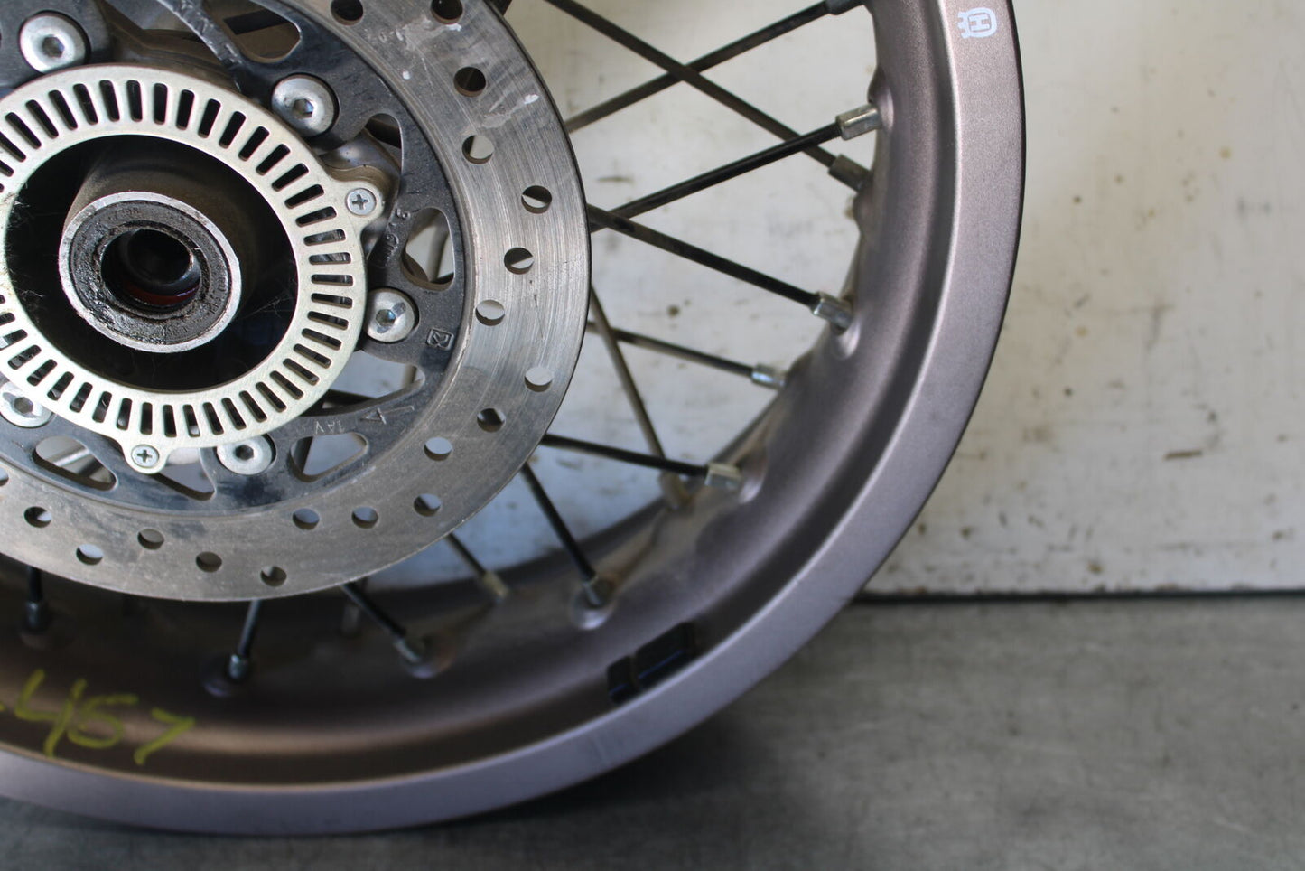 21 HUSQVARNA VITPILEN 401 REAR WHEEL BACK RIM BB467