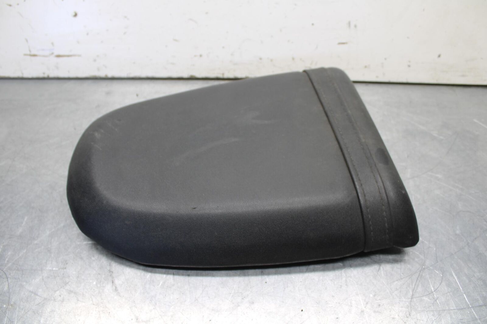 01-03 SUZUKI GSXR600 REAR BACK PASSENGER TANDEM SEAT PAD SADDLE PILLION BB633