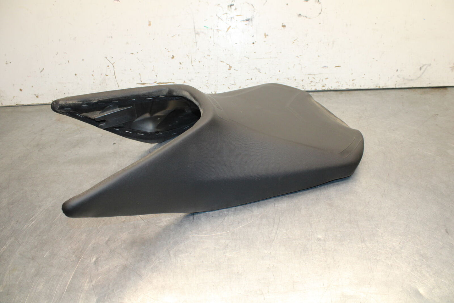 17-24 KTM 390 DUKE FRONT DRIVERS SEAT PAD SADDLE PILLION BB734