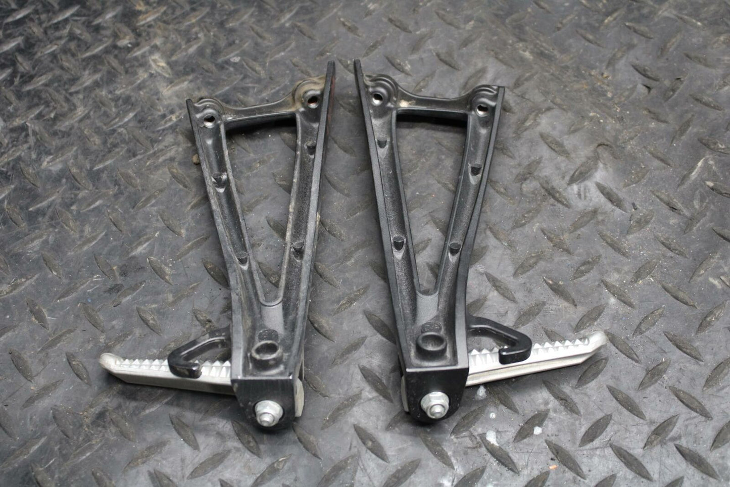 08-16 YAMAHA YZF R6 REAR BACK PASSENGER PEG SET PAIR BB209