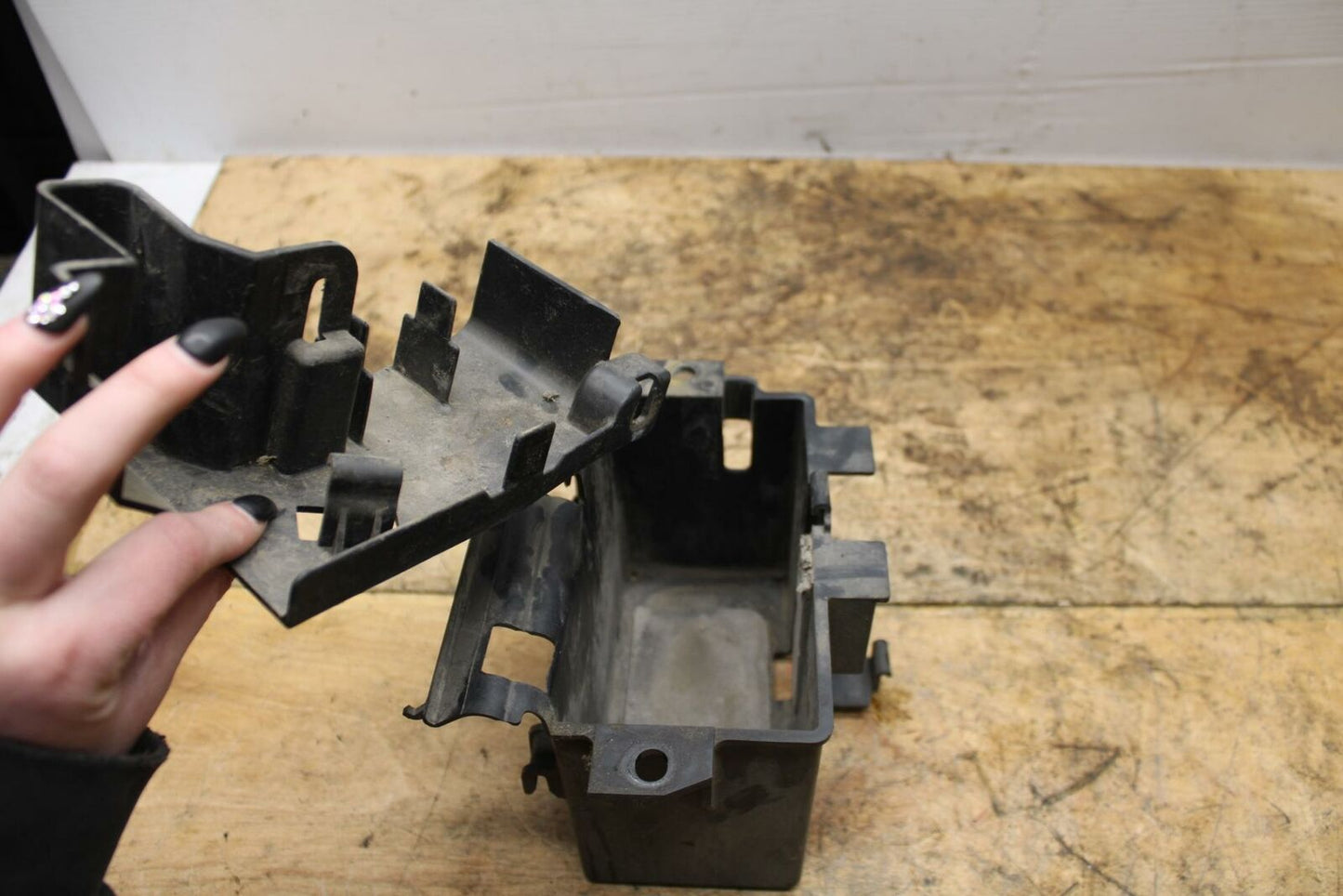 99-03 YAMAHA ROAD STAR XV1600A BATTERY TRAY BOX HOLDER BB344