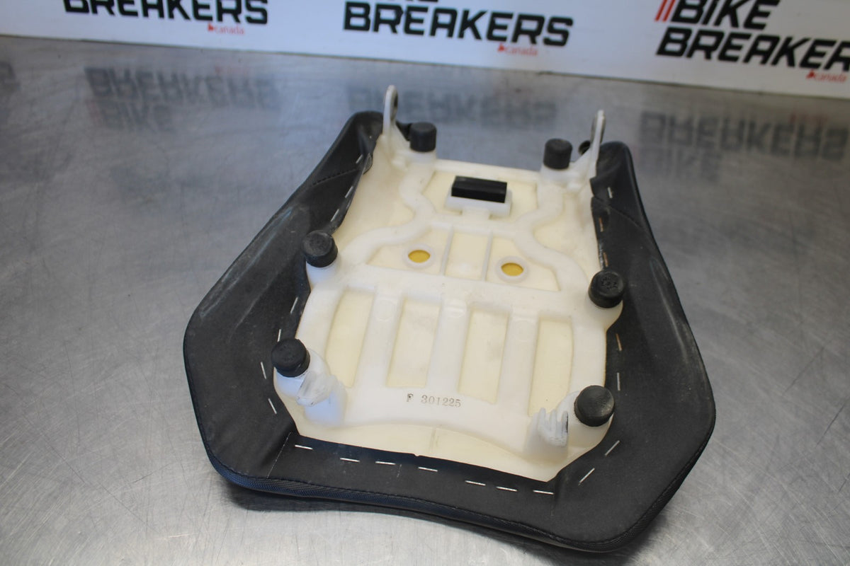 18 SUZUKI GSXR750 FRONT DRIVERS SEAT PAD SADDLE PILLION BB891
