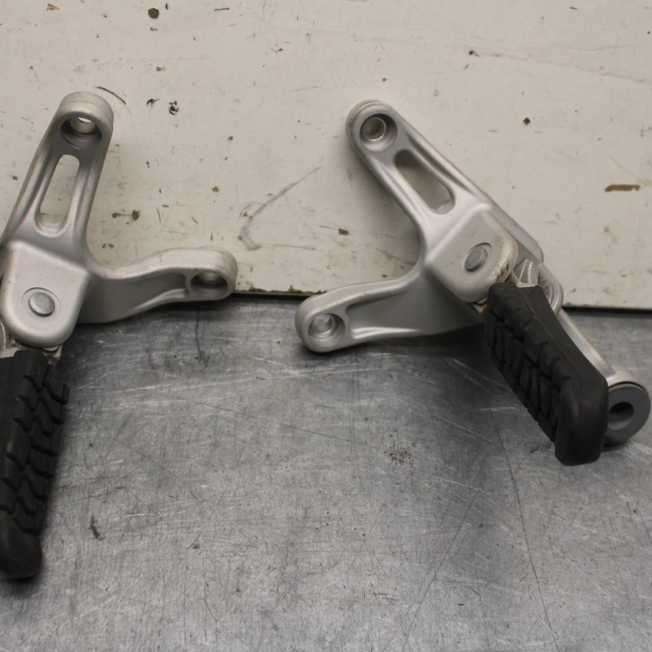 16-18 KTM 690 DUKE REAR FOOT RESTS PEGS STEPS SET PAIR BB631