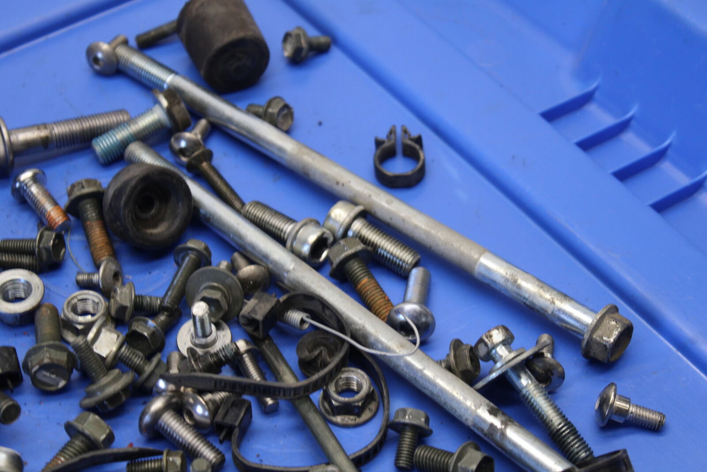 04 SUZUKI GSXR600 LEFTOVER MOUNTING BOLTS HARDWARE MOTOR SCREWS BB676
