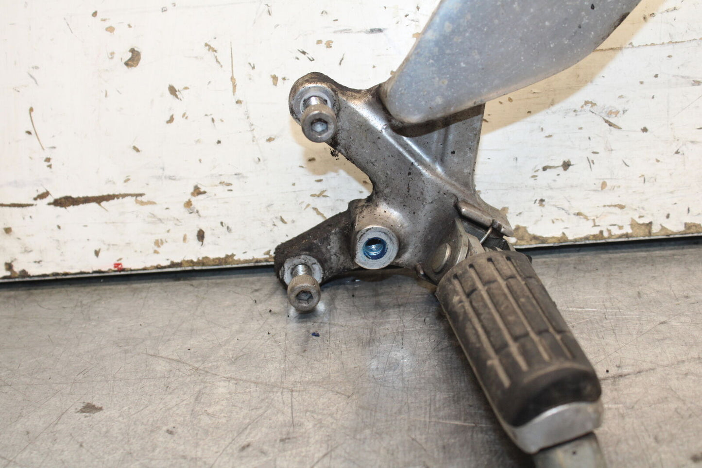 96-07 YAMAHA YZF600R LEFT REARSET REAR SET DRIVER FOOT PEG REST STOP BB746
