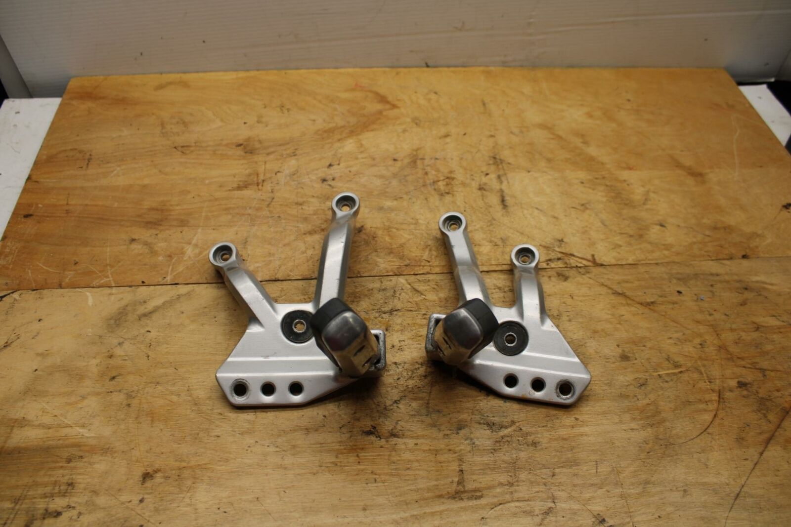 02-03 SUZUKI VSTROM 1000 REAR BACK PASSENGER PEG SET PAIR BB331