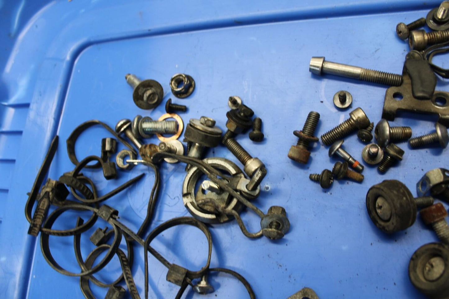 91-92 SUZUKI GSXR1100 GSXR 1100M BOLT LEFTOVER BRACKET BB435