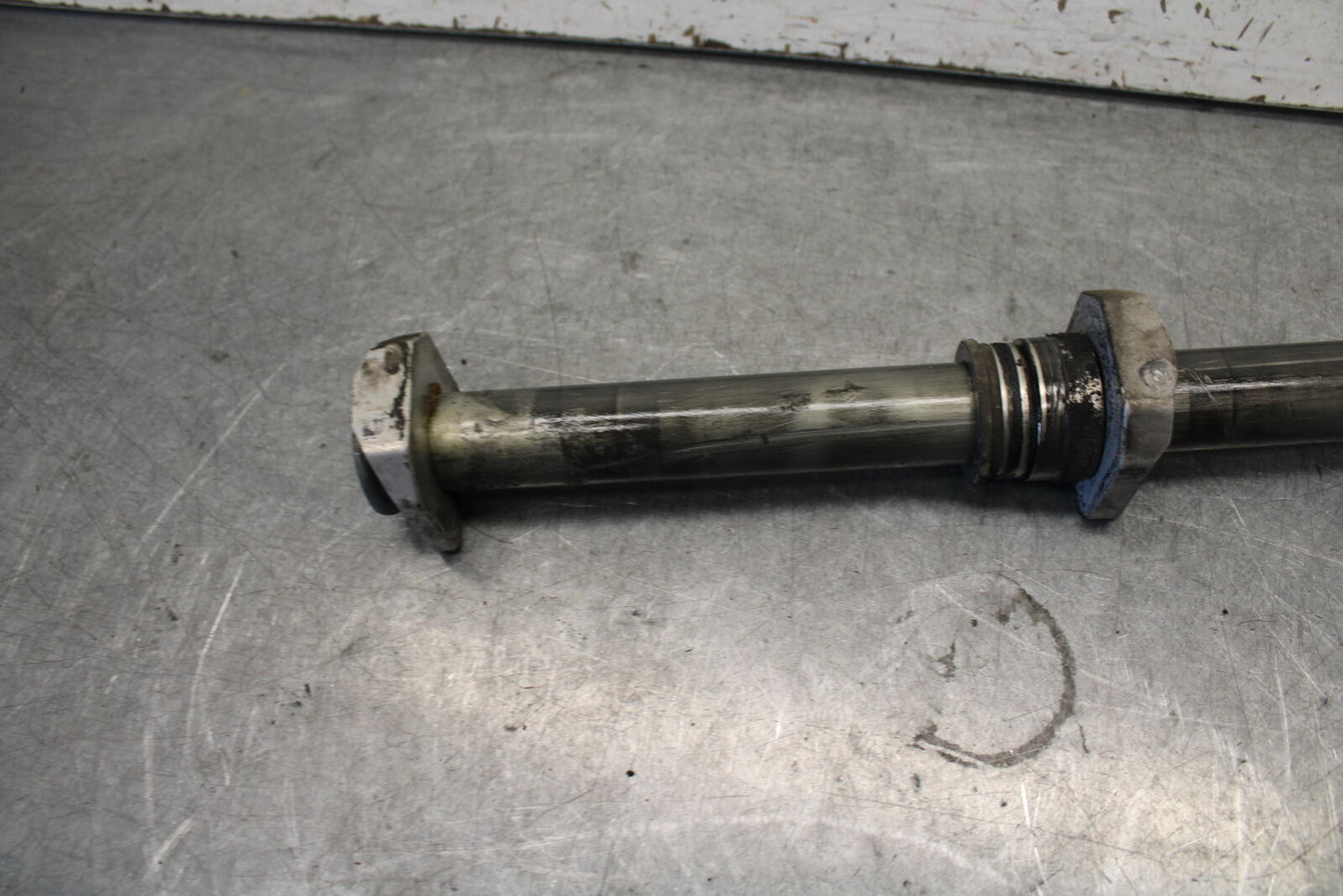 04 SUZUKI GSXR600 REAR AXLE BACK WHEEL RIM PIVOT BOLT AXEL 64711-33E10 BB676