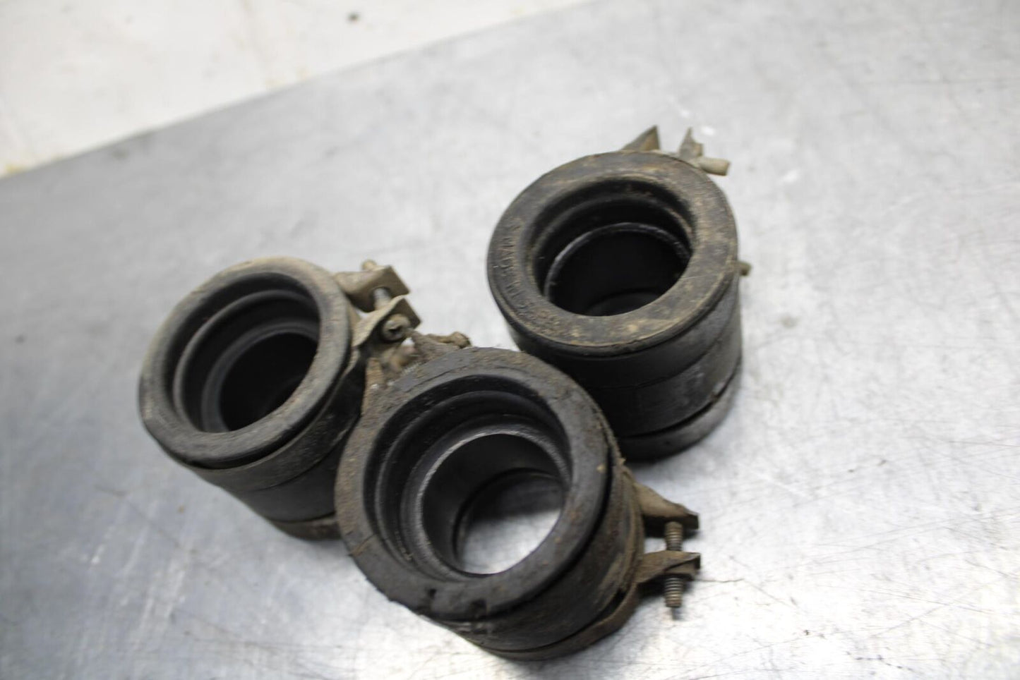 75 SUZUKI GT 550 INTAKE MANIFOLDS BB72
