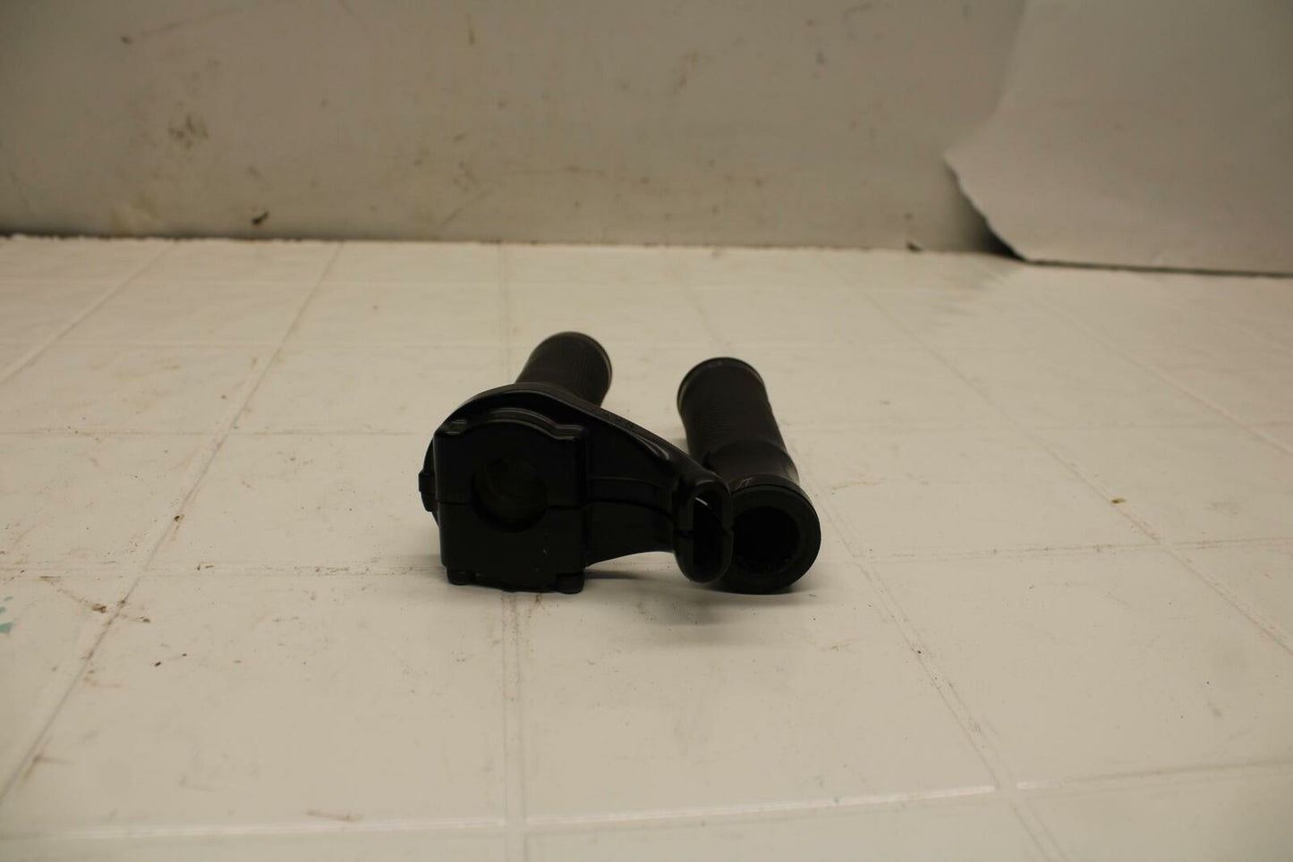 08-16 YAMAHA YZF R6 THROTTLE CABLE LINE HOUSING GUIDE BB406