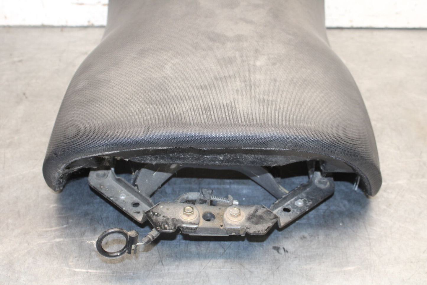 01-06 TRIUMPH TIGER 955I FRONT DRIVERS SEAT PAD SADDLE PILLION BB693