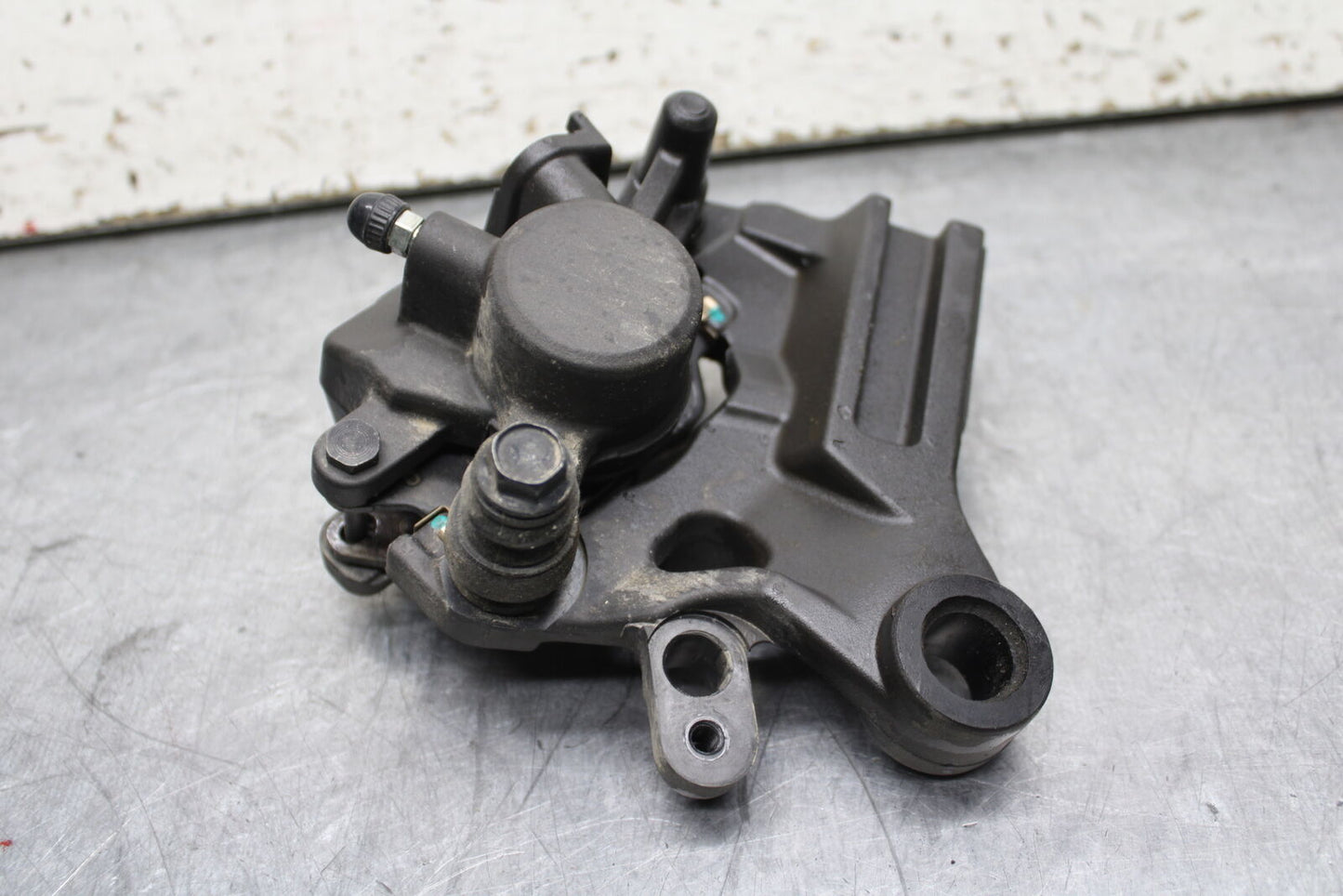 19-24 YAMAHA R3 REAR BACK BRAKE CALIPER W MOUNT BRACKET BB736