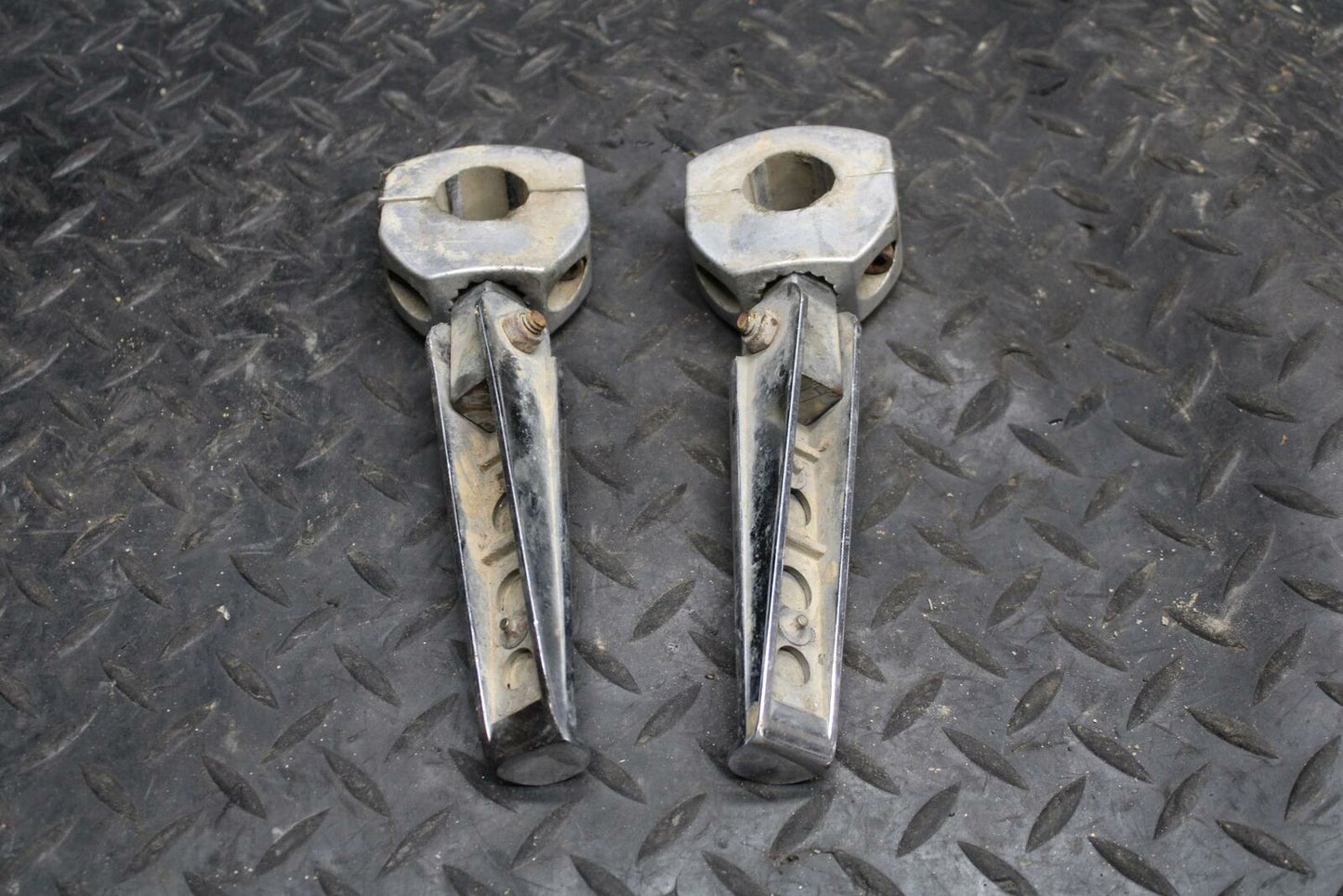 02 YAMAHA V STAR 1100 HIGHWAY FOOT RESTS PEGS STEPS SET PAIR BB199