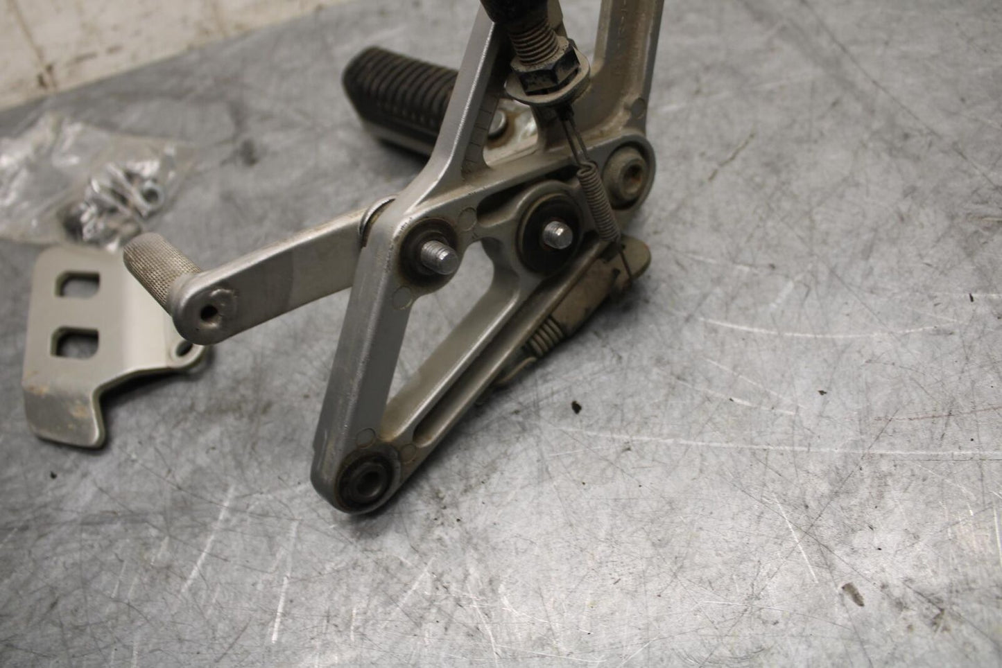 1993 Suzuki GSXR1100W RIGHT REARSET REAR SET DRIVER FOOT PEG BRACKET MOUNT BB46
