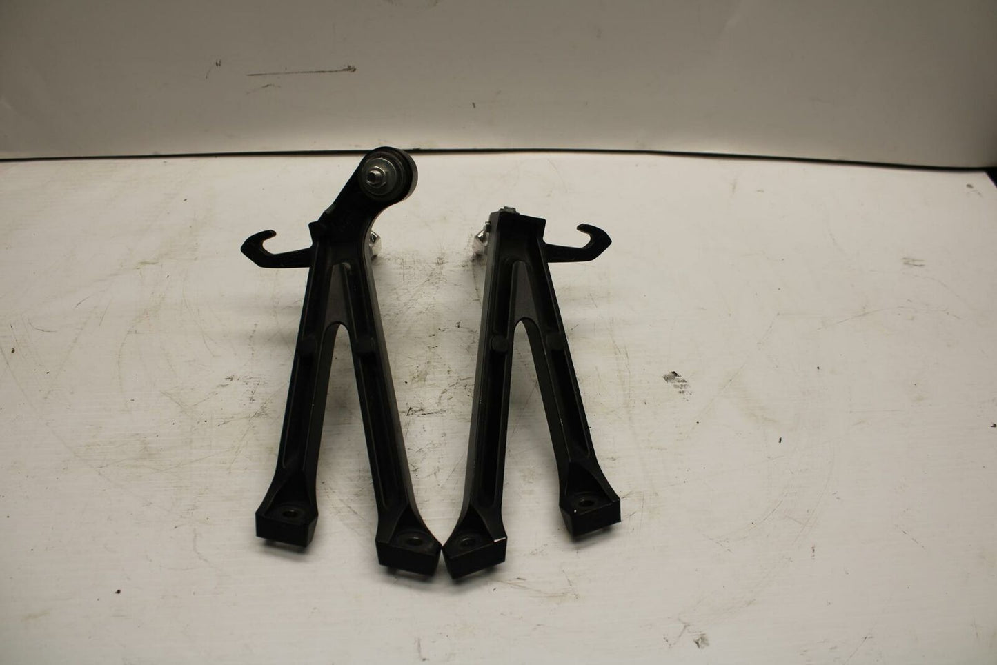 11-21 SUZUKI GSXR600 REAR PASSENGER PEG SET PAIR 43600-14J10 43700-14J10 BB260