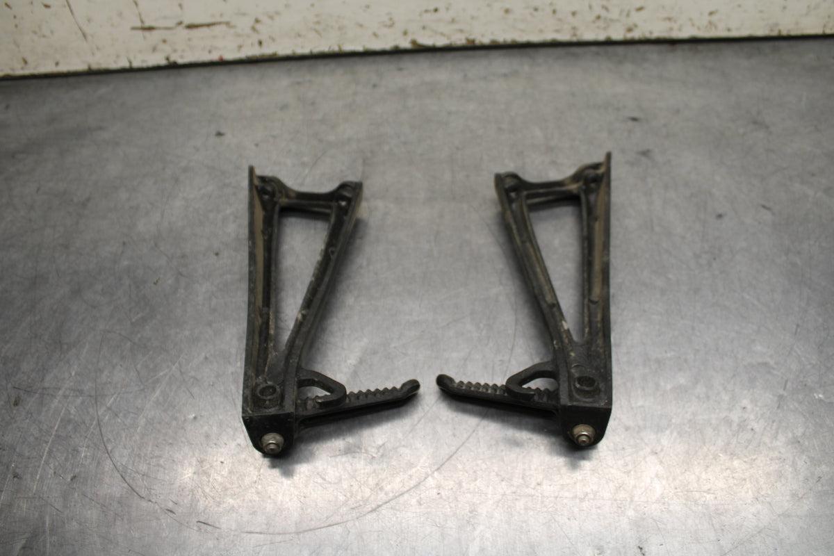 06-07 YAMAHA YZF R6 REAR BACK PASSENGER PEG SET PAIR BB742