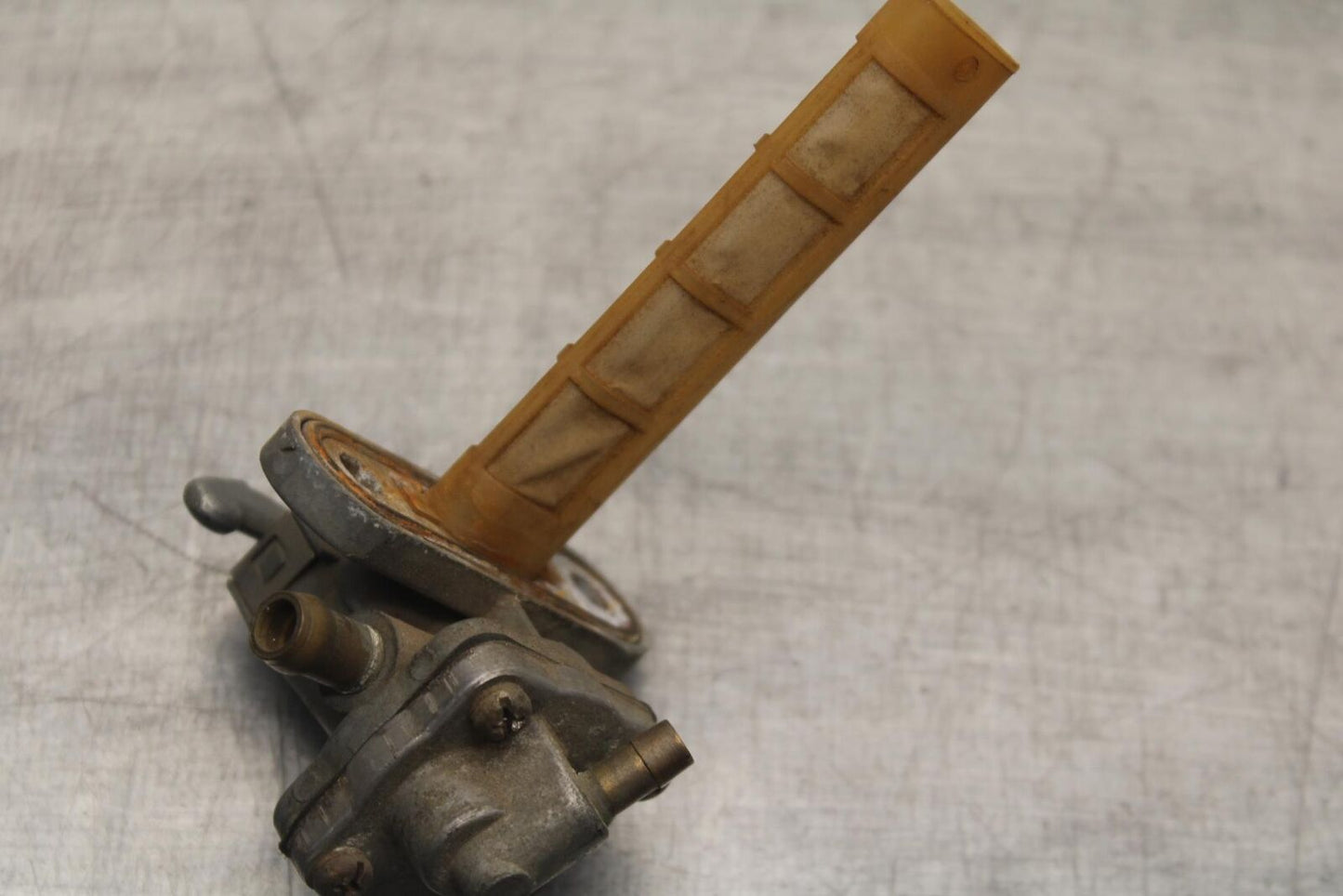 80-83 SUZUKI GS750E FUEL GAS TANK PETCOCK SHUT ON OFF VALVE BB82