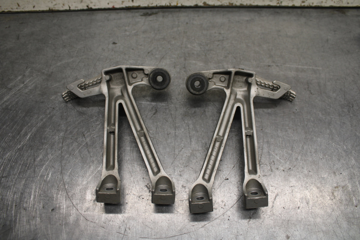 05-08 SUZUKI GSXR1000 REAR BACK PASSENGER PEG SET PAIR BB113