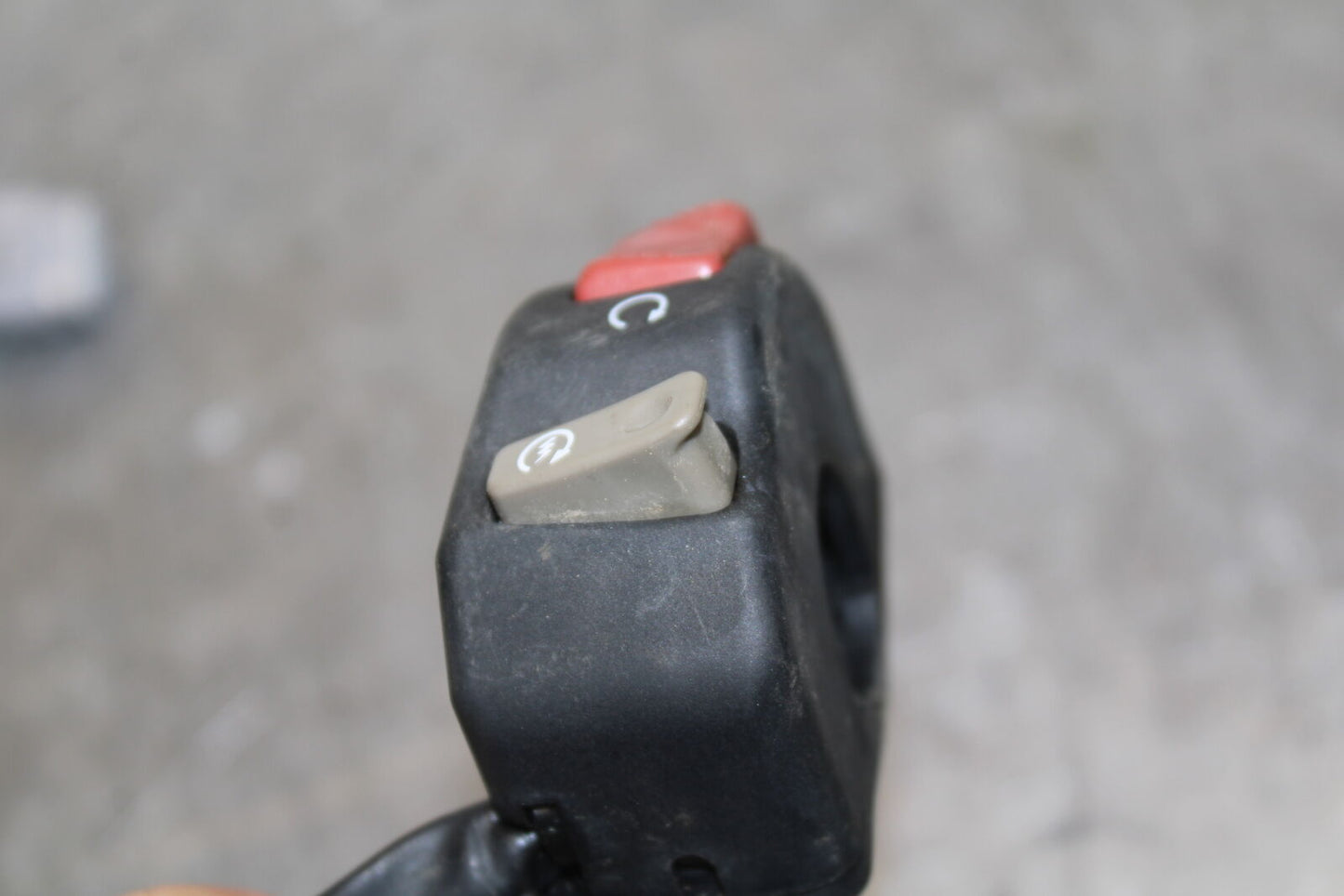 19-23 KAWASAKI NINJA ZX6R RIGHT CLIP ON HANDLE KILL OFF START SWITCH BB701